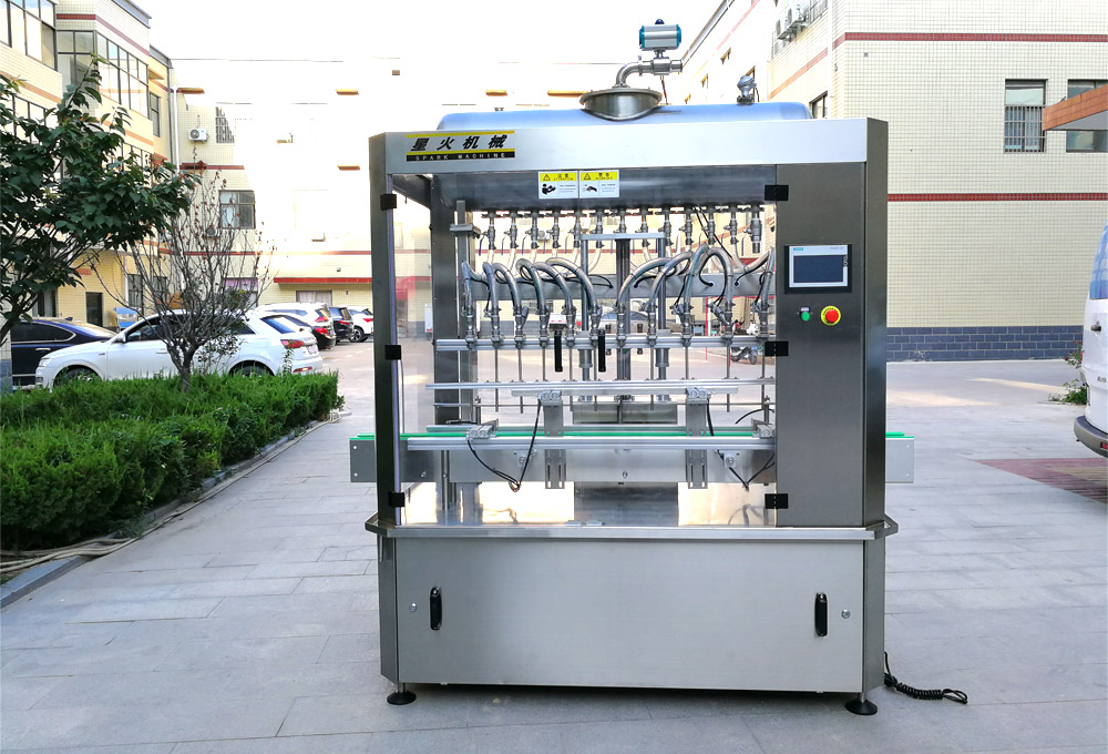自動香油灌裝機-醬油醋灌裝機設(shè)備實拍圖